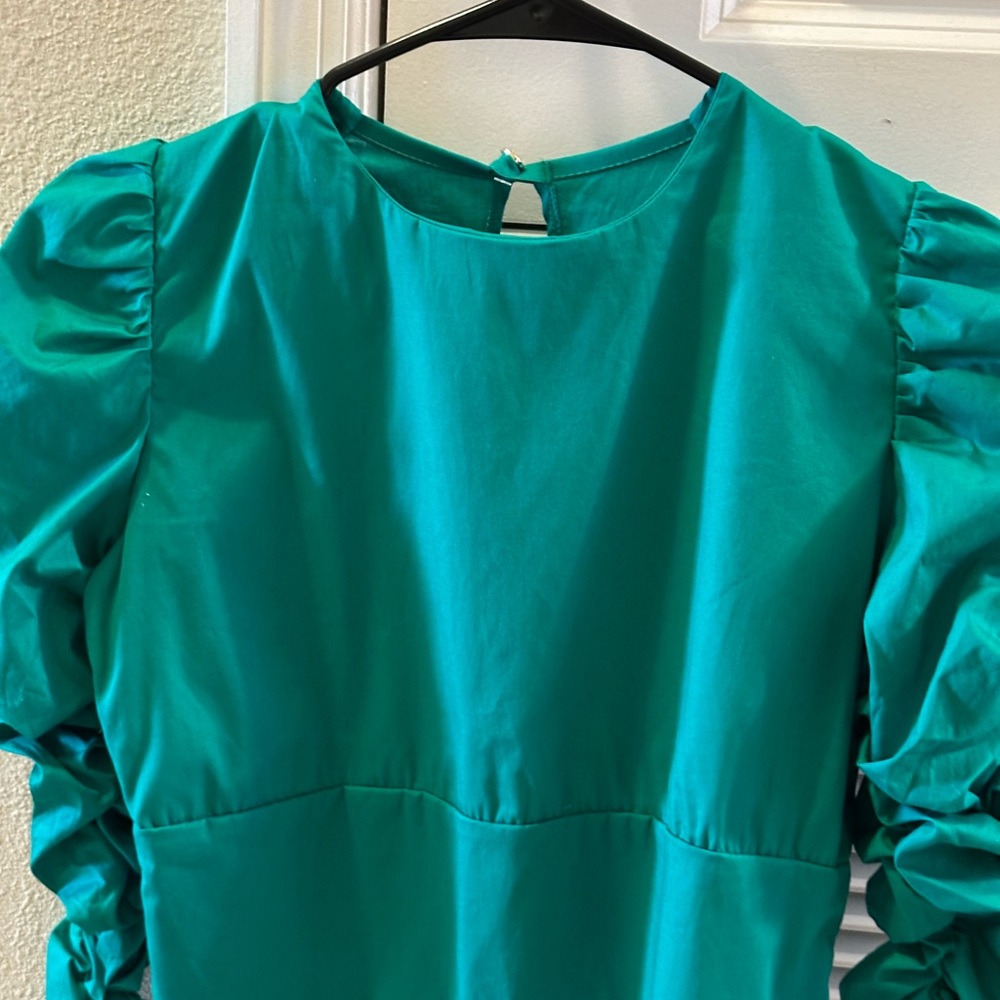 Green blouse whit neckline at the back